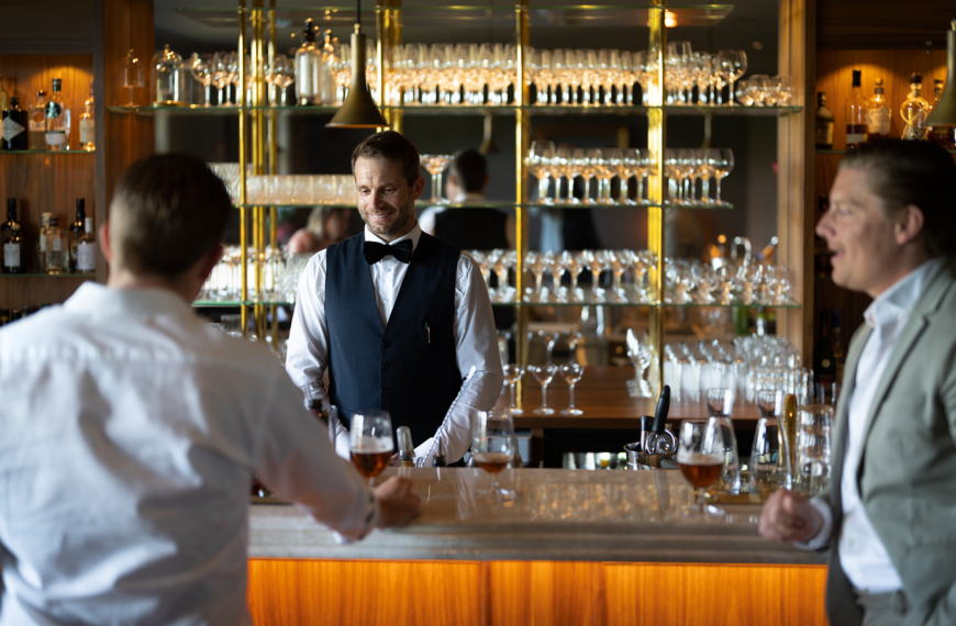 14. F&B. Peacock Bar